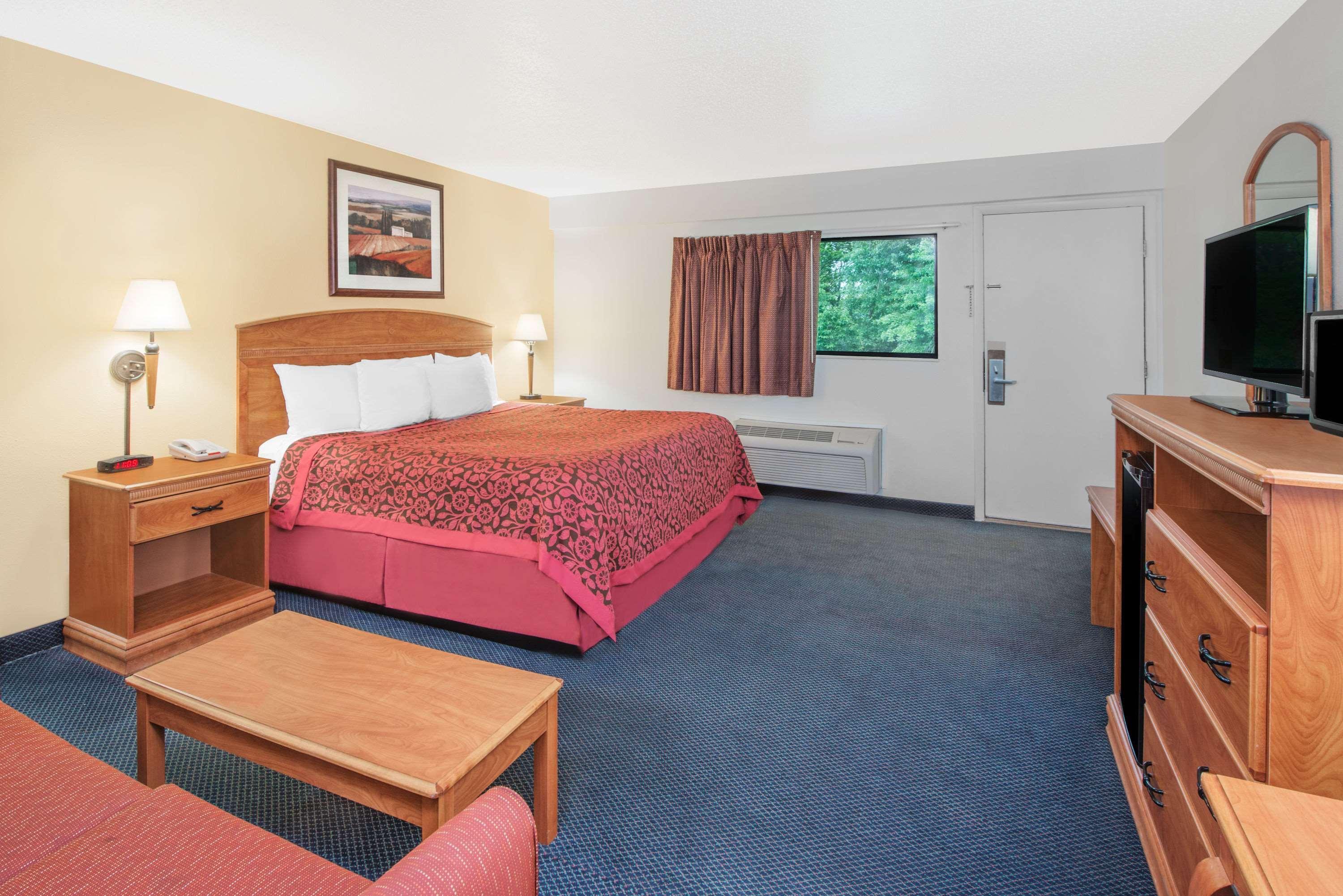 Days Inn By Wyndham Kingdom City Экстерьер фото