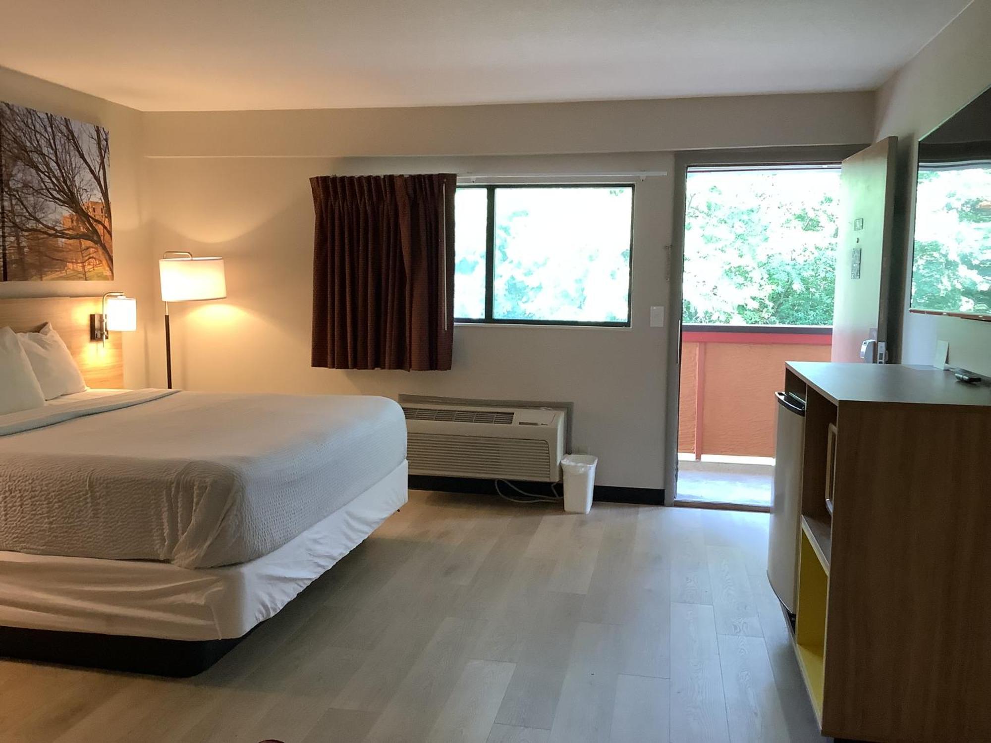 Days Inn By Wyndham Kingdom City Экстерьер фото