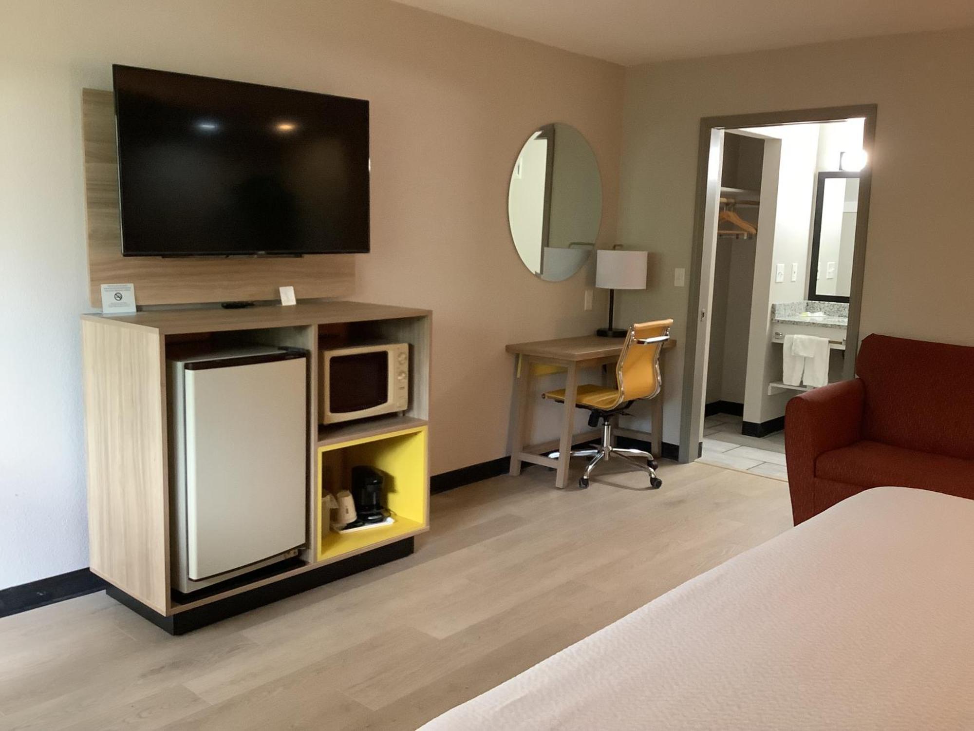Days Inn By Wyndham Kingdom City Экстерьер фото