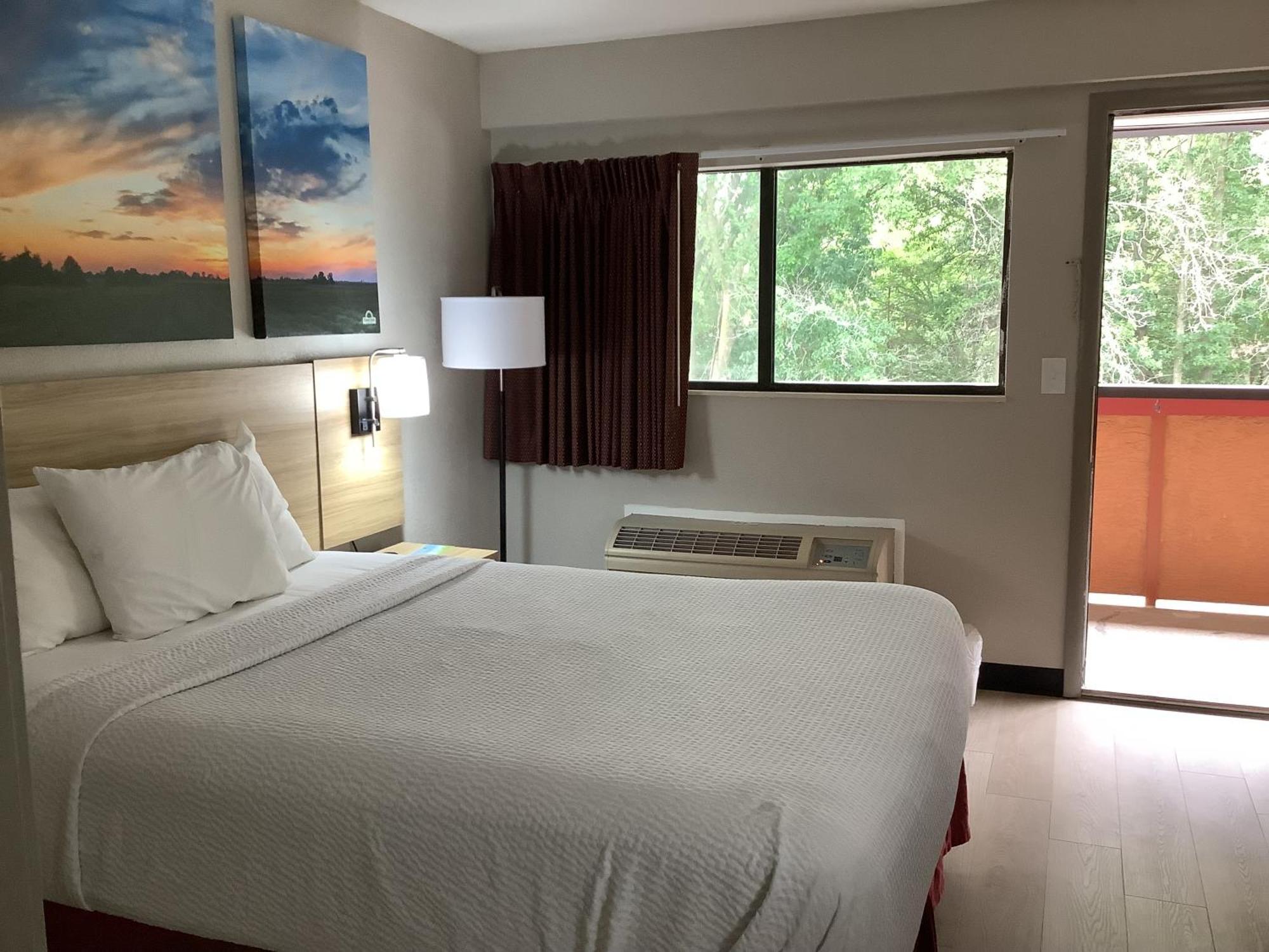 Days Inn By Wyndham Kingdom City Экстерьер фото